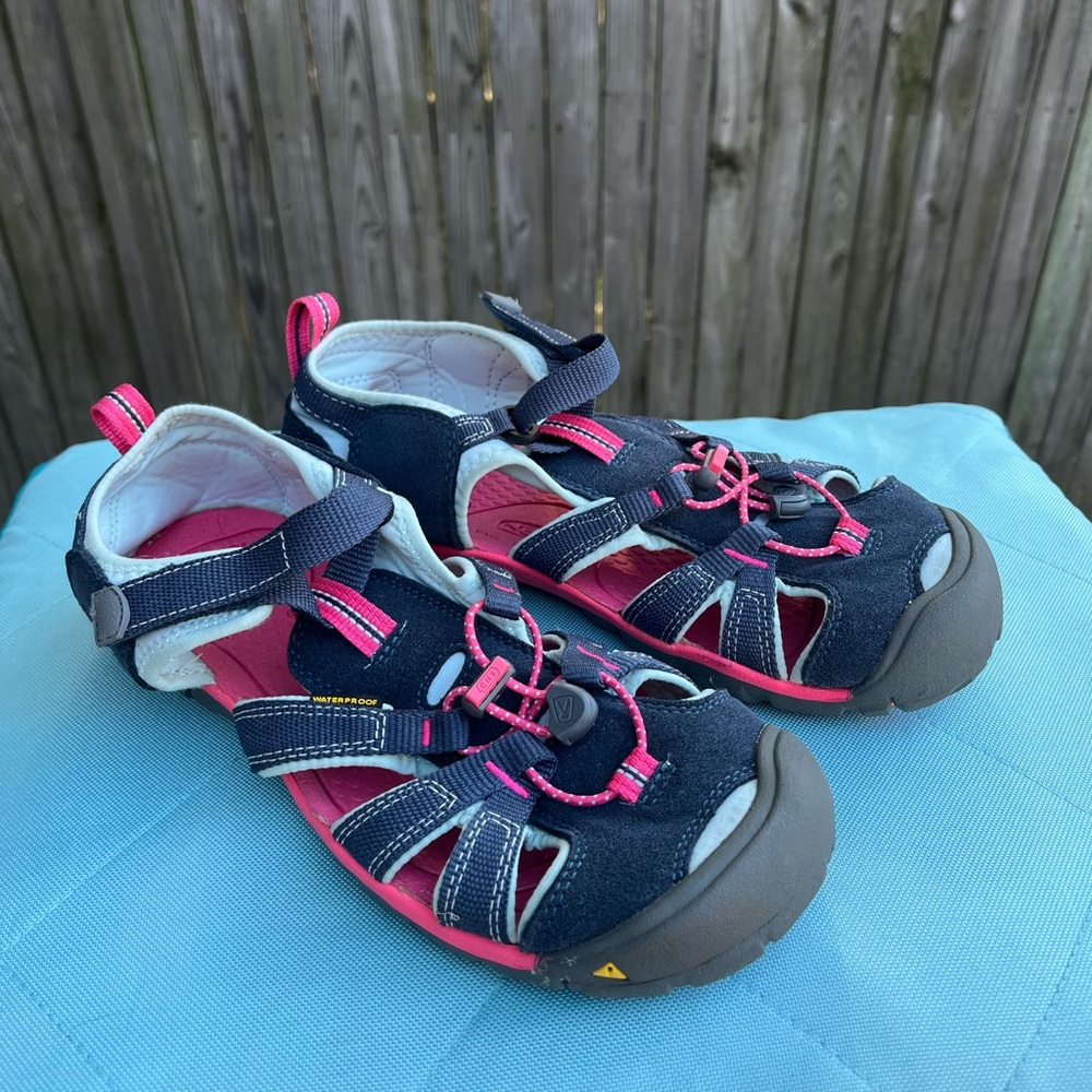 Keen Children’s Closed Toe Sandals/ Water Shoes